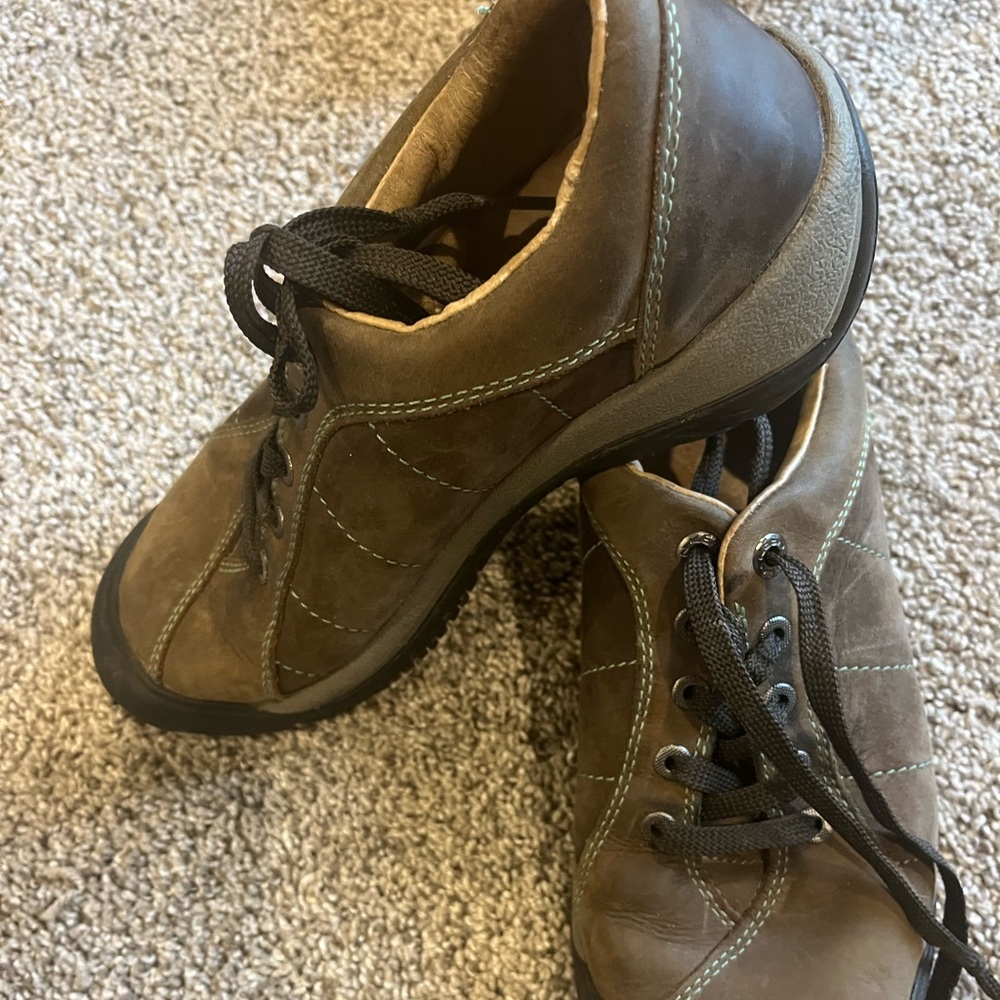 Keen lace up shoe